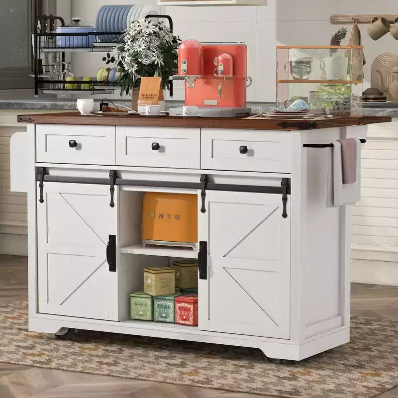 Îlot de cuisine Okak avec prise de courant, Chariot de cuisine avec 2 portes coulissantes de style grange, abattant et porte-épices, Îlot de cuisine roulant pour la cuisine