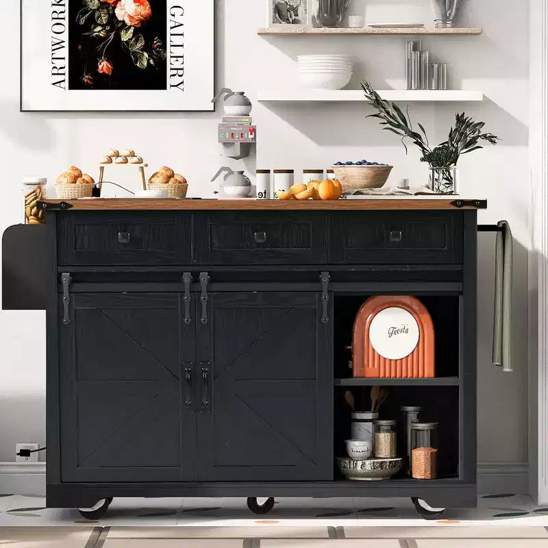 Îlot de cuisine Okak avec prise de courant, Chariot de cuisine avec 2 portes coulissantes de style grange, abattant et porte-épices, Îlot de cuisine roulant pour la cuisine