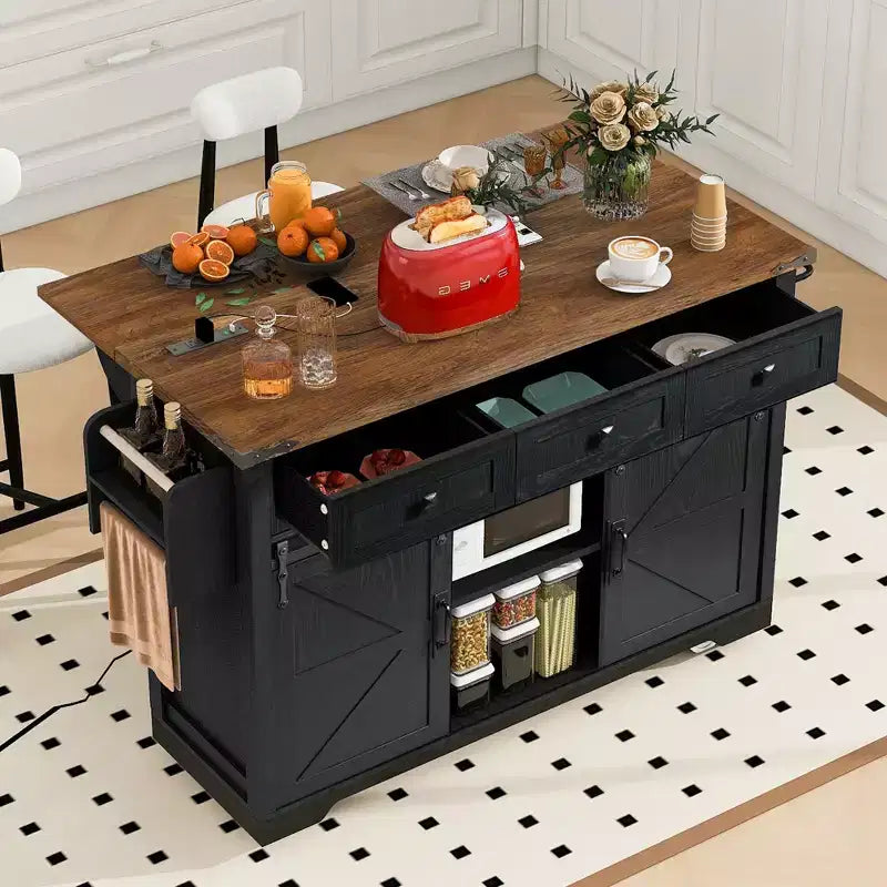 Îlot de cuisine Okak avec prise de courant, Chariot de cuisine avec 2 portes coulissantes de style grange, abattant et porte-épices, Îlot de cuisine roulant pour la cuisine