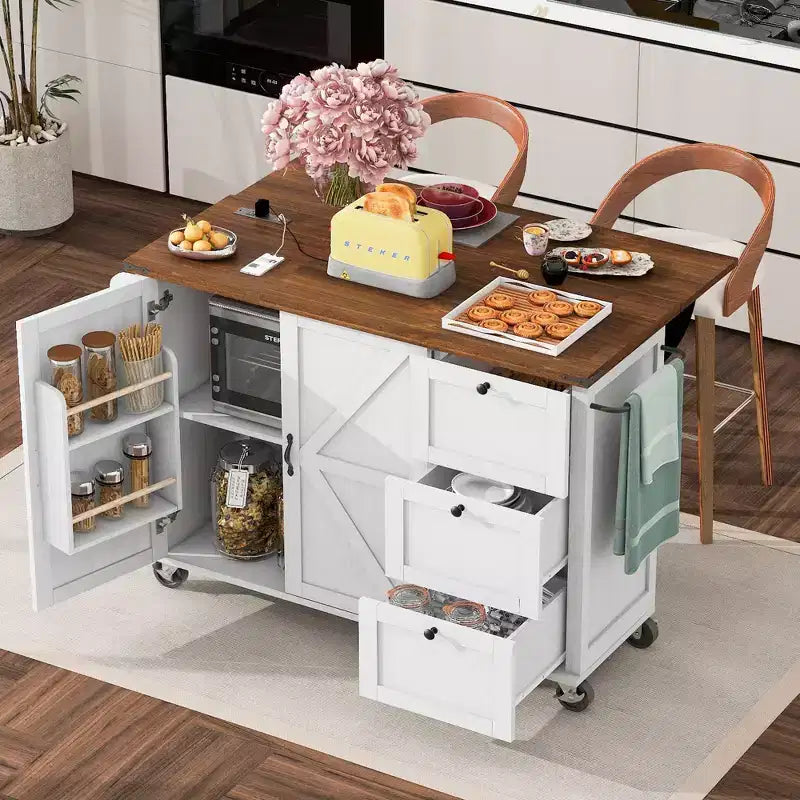 Îlot de cuisine Okak Farmhouse avec prise de courant, îlot de cuisine sur roulettes avec étagère de rangement interne, abattant et étagère à épices pour salle à manger