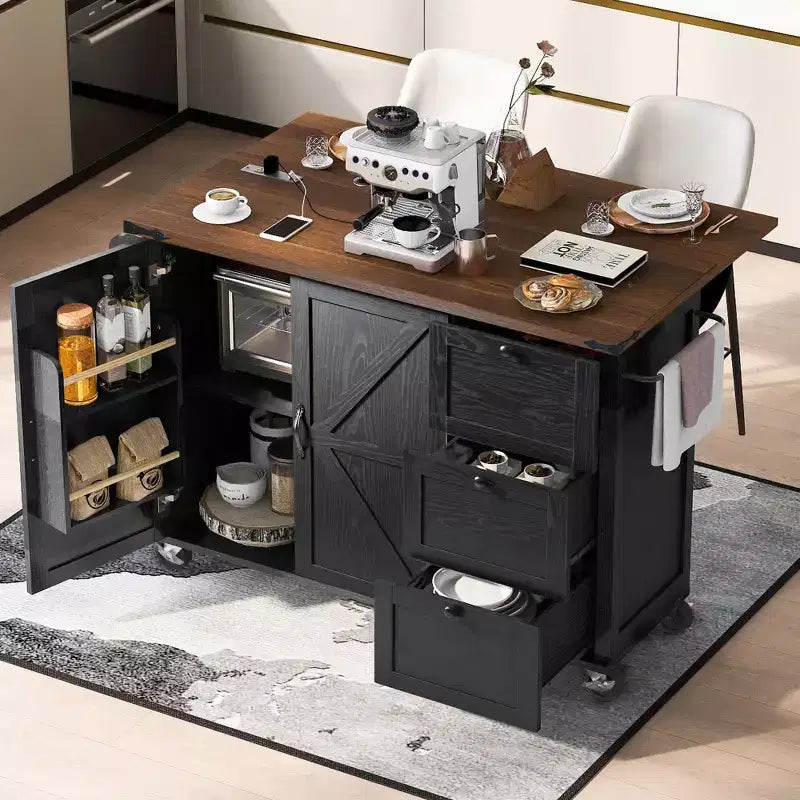 Îlot de cuisine Okak Farmhouse avec prise de courant, îlot de cuisine sur roulettes avec étagère de rangement interne, abattant et étagère à épices pour salle à manger
