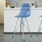 Tabouret de bar moderne Cresco LeisureMod en acrylique, cadre et repose-pieds en acier léger, tabouret de comptoir pour îlot de cuisine, bar ou salle à manger, lot de 2