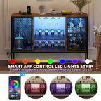 Meuble bar en bois avec portes, porte-verres et rangements, meuble de bar à café industriel avec lumières LED et prises de courant, pour salon et salle à manger