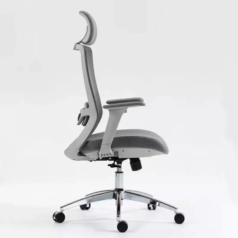 Chaise de bureau de direction ergonomique en maille Homy Casa avec appui-tête réglable, inclinaison à 120° et base chromée pivotante à 360°, grise