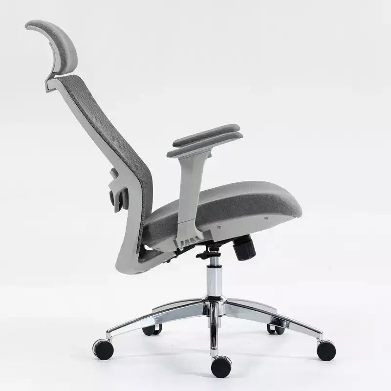 Chaise de bureau de direction ergonomique en maille Homy Casa avec appui-tête réglable, inclinaison à 120° et base chromée pivotante à 360°, grise