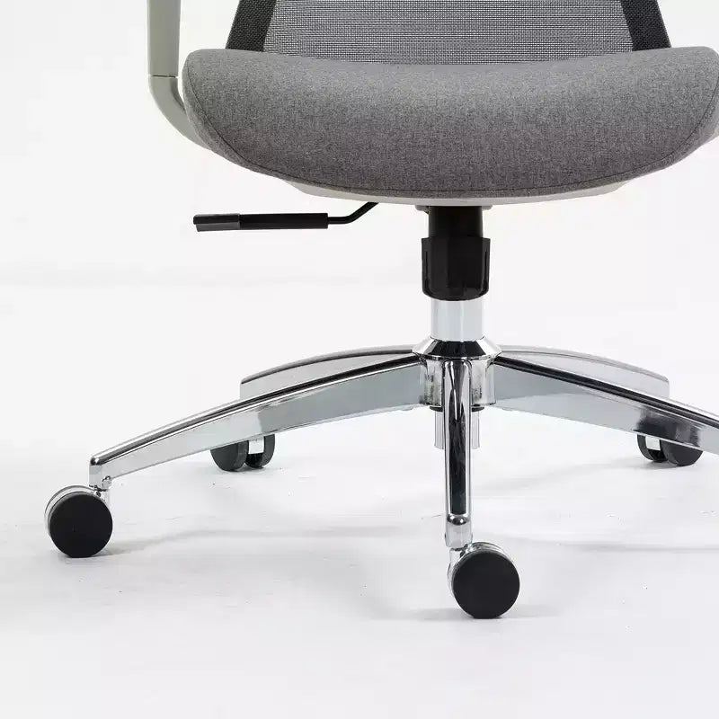 Chaise de bureau de direction ergonomique en maille Homy Casa avec appui-tête réglable, inclinaison à 120° et base chromée pivotante à 360°, grise