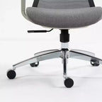 Chaise de bureau de direction ergonomique en maille Homy Casa avec appui-tête réglable, inclinaison à 120° et base chromée pivotante à 360°, grise