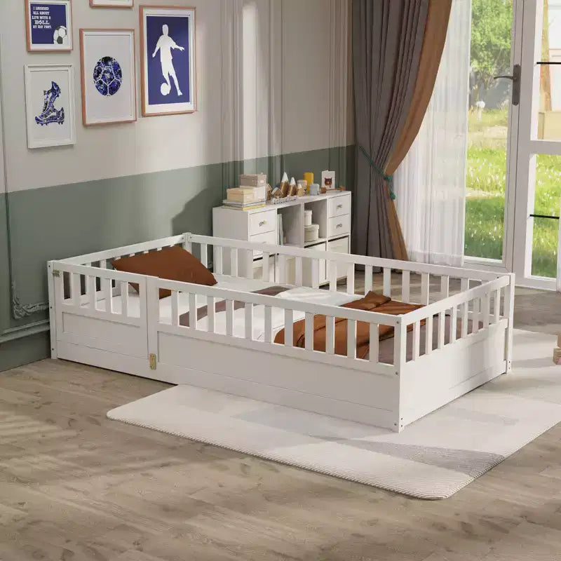 Lits au sol doubles Okak pour enfants, lit d'enfant en bois avec clôture et porte, lit au sol pour filles et garçons, en pin, blanc