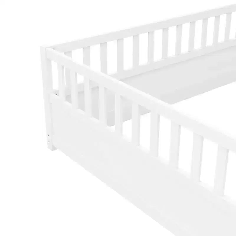 Cadre de lit Okak pleine grandeur avec barrières de sécurité extra-hautes, cadre de lit en bois avec porte d'entrée pratique pour chambre à coucher, blanc