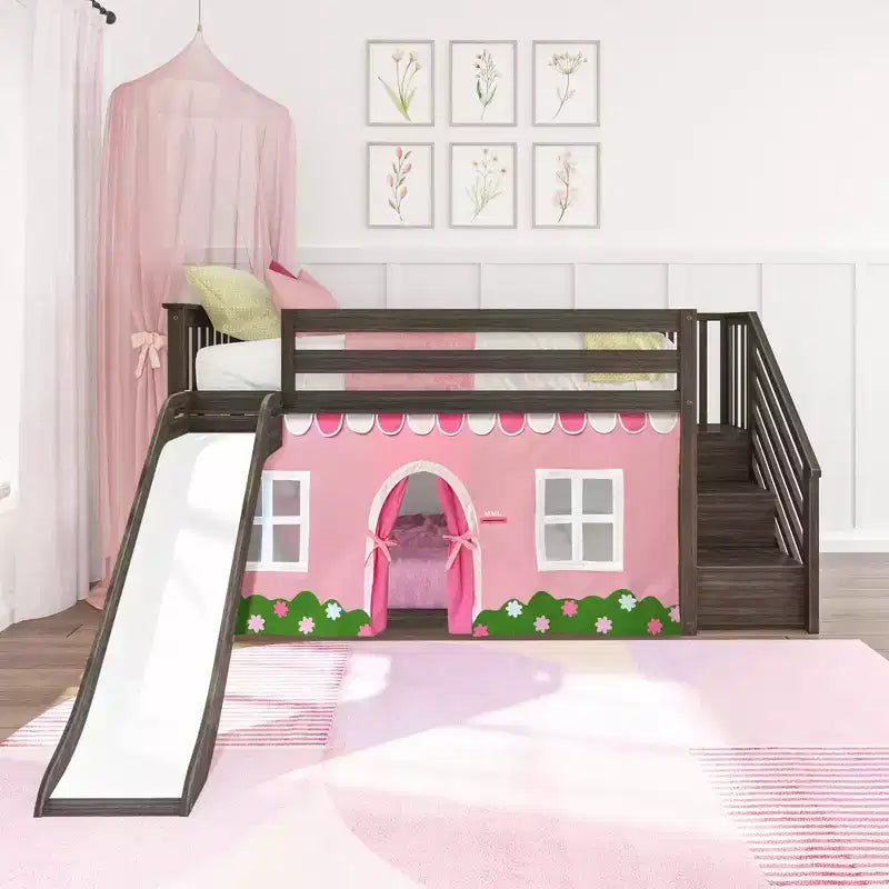 Lit double surélevé avec escalier, toboggan facile et rideau de style ferme rose pâle et blanc