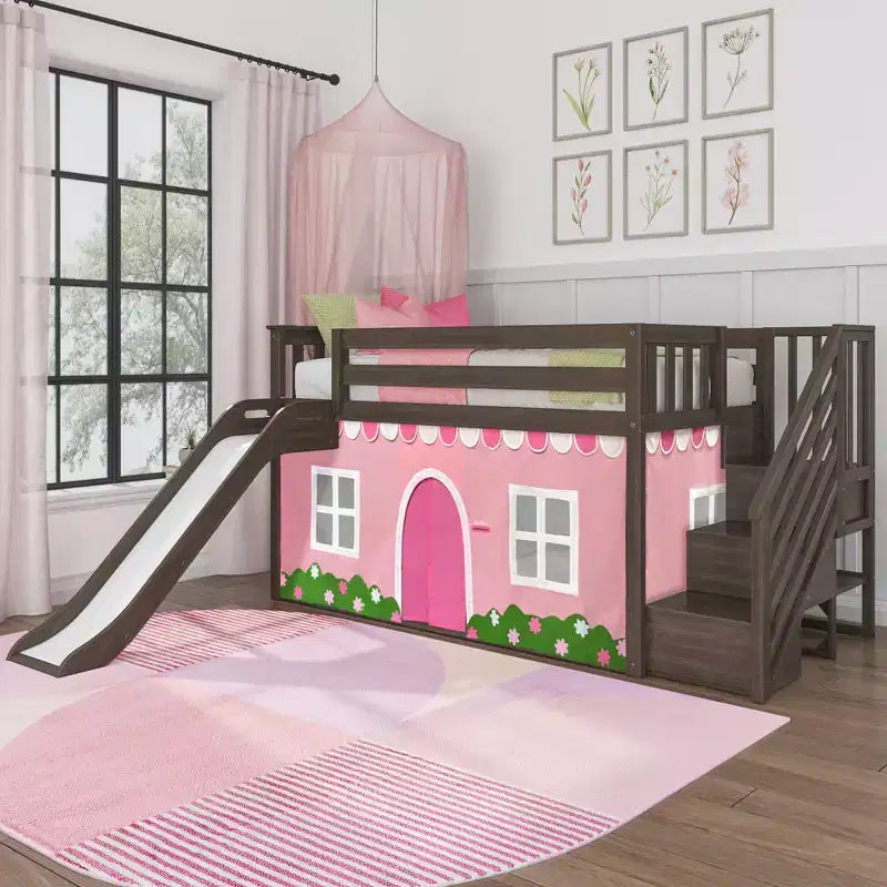 Lit double surélevé avec escalier, toboggan facile et rideau de style ferme rose pâle et blanc