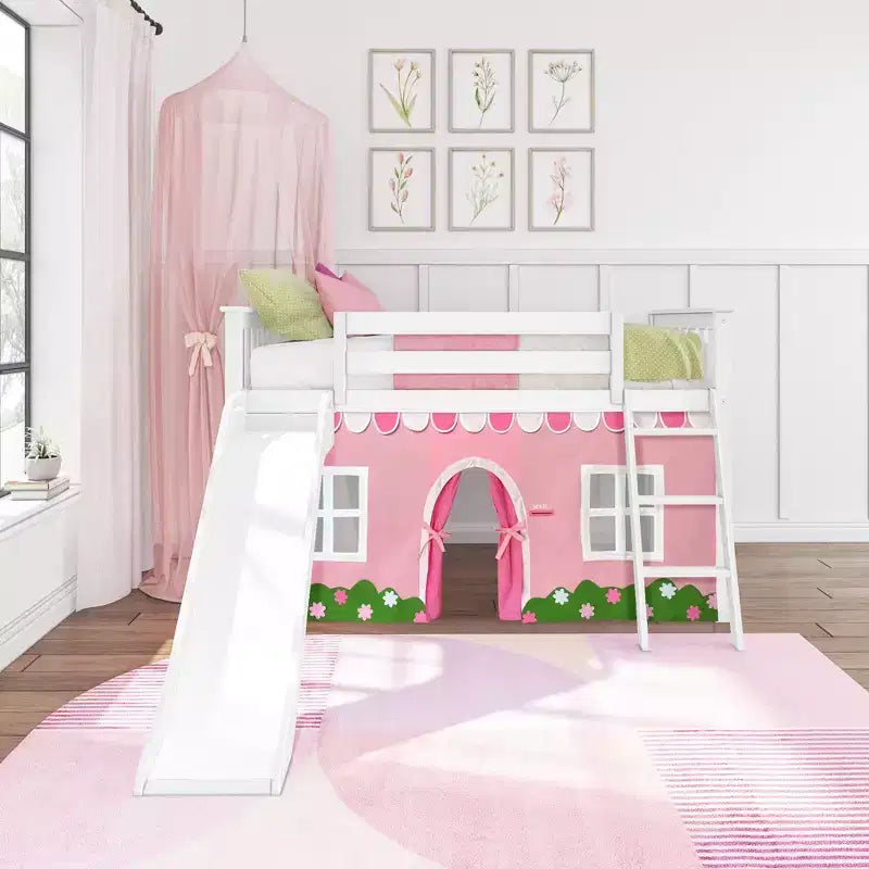Lit surélevé simple avec glissière facile et rideau de maison de ferme rose pâle et blanc