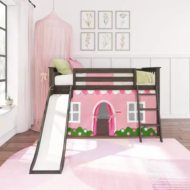 Lit surélevé simple avec glissière facile et rideau de maison de ferme rose pâle et blanc