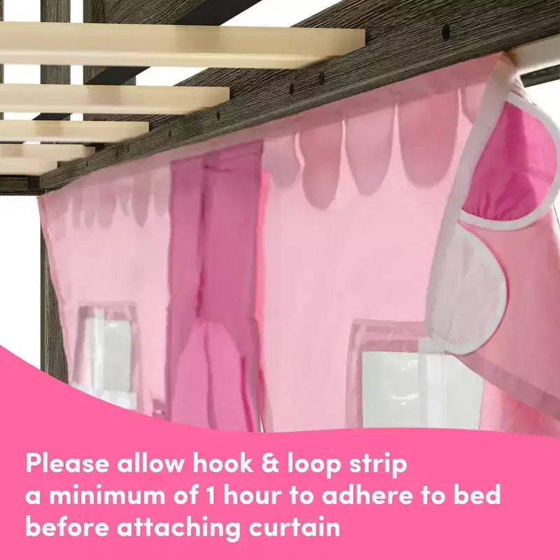 Lit surélevé simple avec glissière facile et rideau de maison de ferme rose pâle et blanc