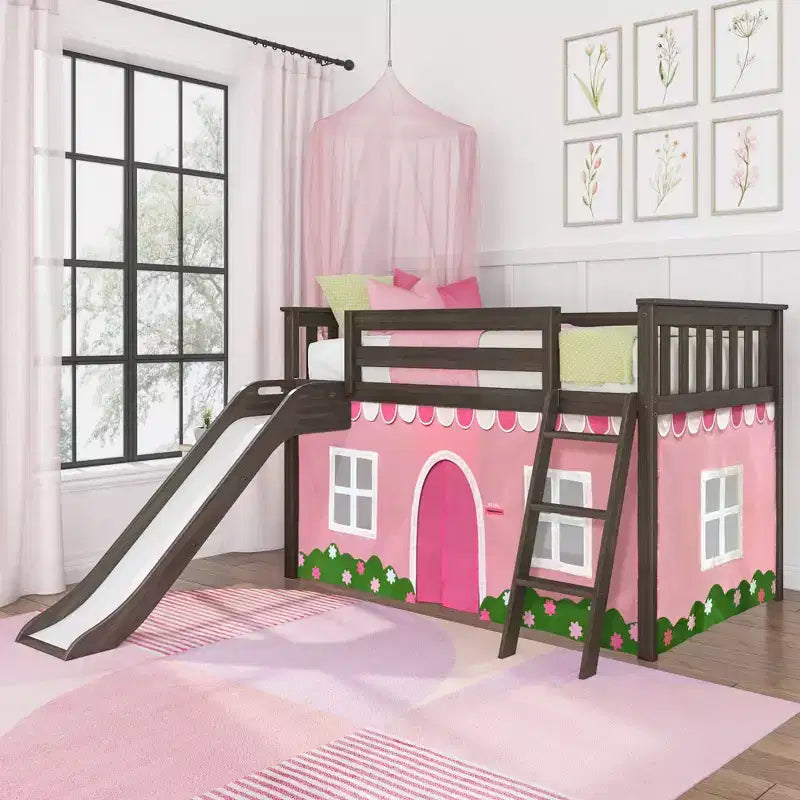 Lit surélevé simple avec glissière facile et rideau de maison de ferme rose pâle et blanc