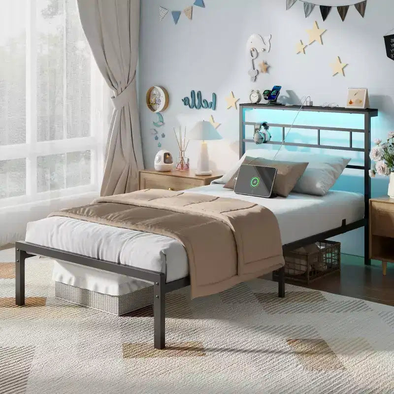 Cadre de lit simple avec station de recharge et lumières LED, lit plateforme en métal, tête de lit de rangement, silencieux, sans sommier tapissier, noir, lit d'appoint robuste