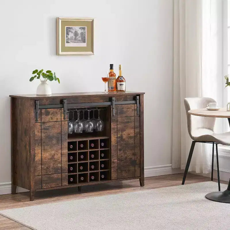 Meuble de Bar à Vin en Bois de 47" avec Porte Coulissante, Meuble Moderne pour Alcool, Whisky, Café avec Casier à Vin et Porte-Verres