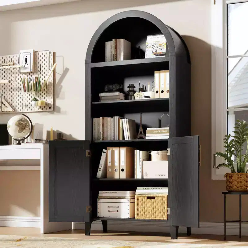 Bibliothèque en rotin arquée, étagère noire arquée avec portes, bibliothèque incurvée en bois, bibliothèque haute à 5 niveaux avec dessus rond pour salon
