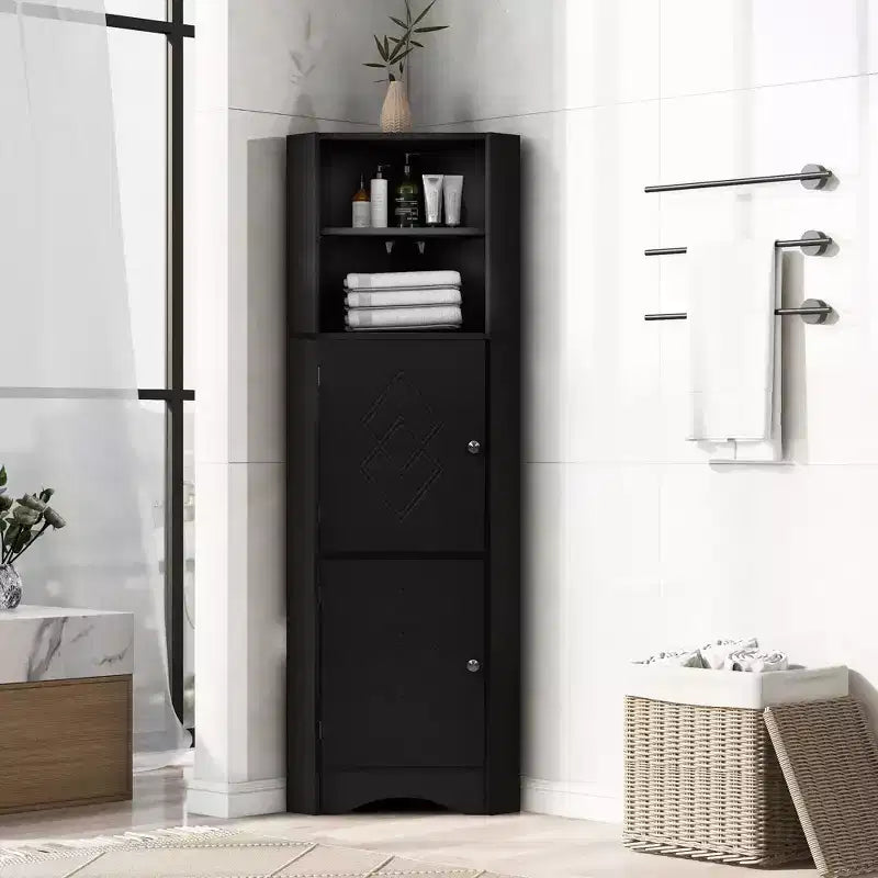 Meuble de rangement d'angle autoportant Okak 61 pouces, meuble de rangement de salle de bain haut avec étagères ouvertes et portes