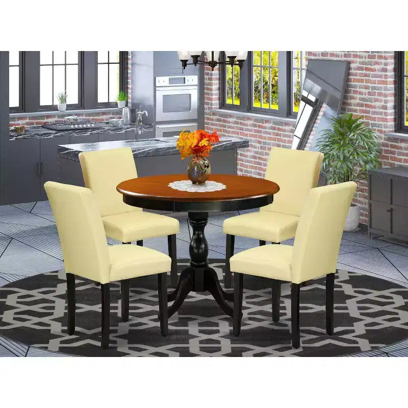 Table à manger HomeStock 5 pièces ronde noire et finition cerisier en bois massif avec 4 chaises