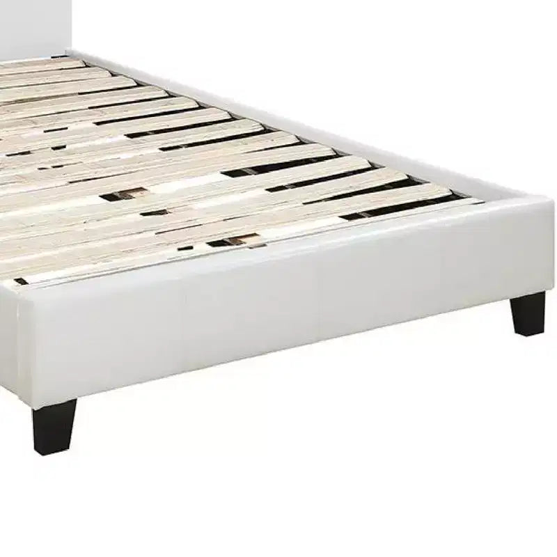 Lit queen en similicuir blanc Royal Hampton de style transitionnel avec tête de lit rembourrée