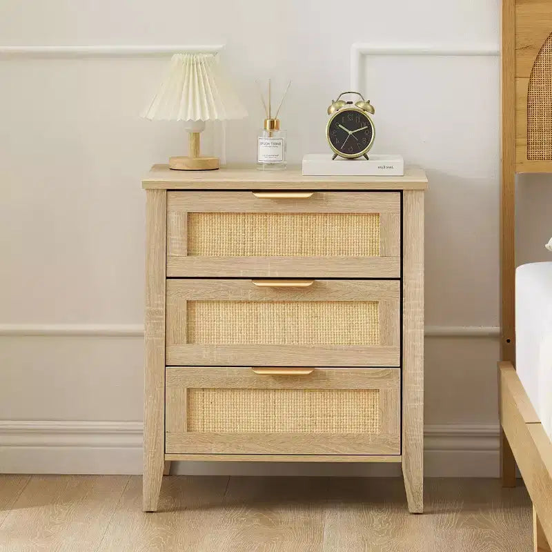 Table de chevet en rotin COZONY - 3 tiroirs en osier naturel, table de chevet de rangement bohème pour chambre à coucher, salon, finition bois naturel