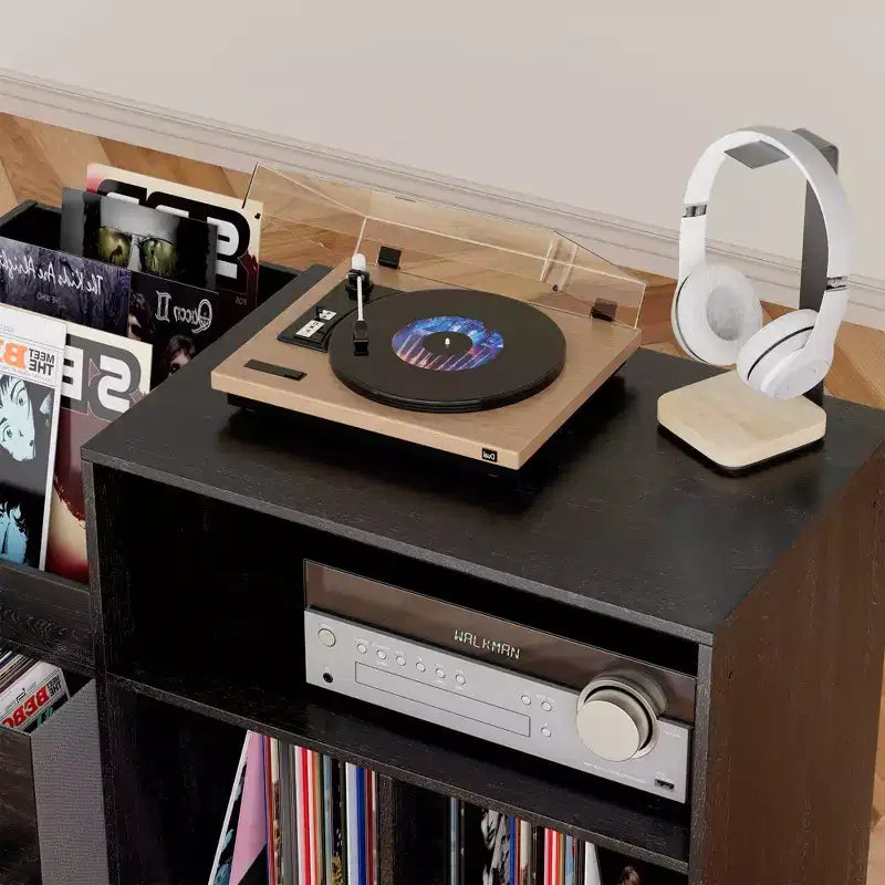 Meuble tourne-disque écologique VIYET 35 avec couvercle à charnière, console média en MDF noir et métal avec multiprise 2 prises et rangement anti-poussière