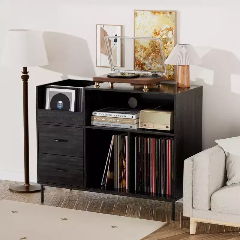 Meuble tourne-disque écologique VIYET 35 avec couvercle à charnière, console média en MDF noir et métal avec multiprise 2 prises et rangement anti-poussière