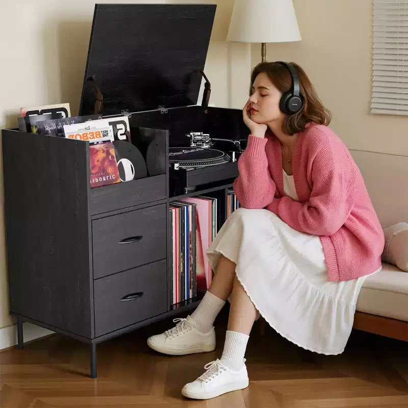 Meuble tourne-disque écologique VIYET 35 avec couvercle à charnière, console média en MDF noir et métal avec multiprise 2 prises et rangement anti-poussière