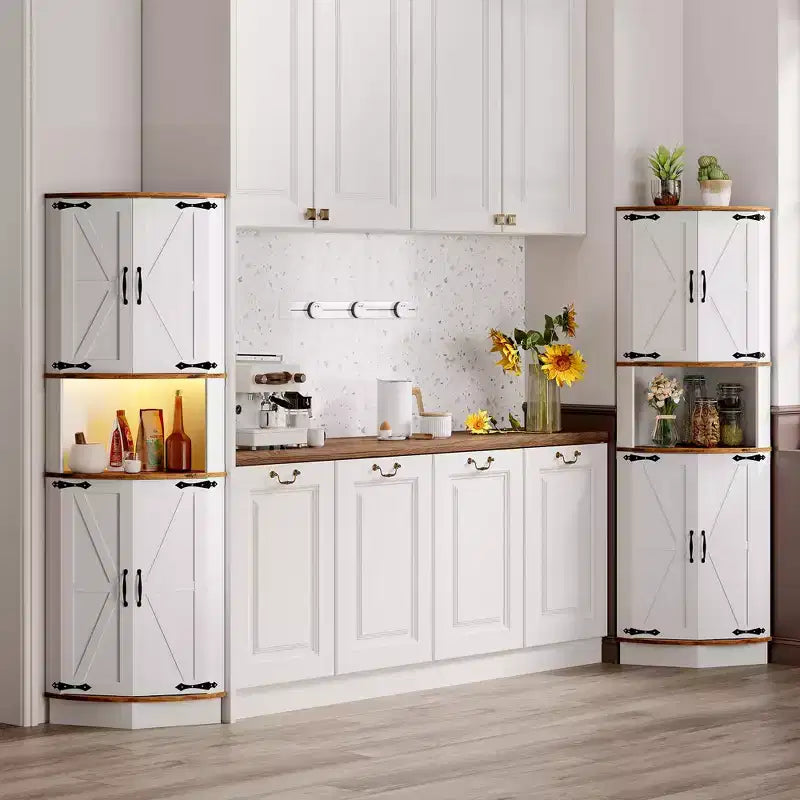 Meuble d'angle de ferme de 65 po avec éclairage DEL, meuble de rangement d'exposition autoportant avec porte de grange, 5 étagères et ports USB et prises de courant
