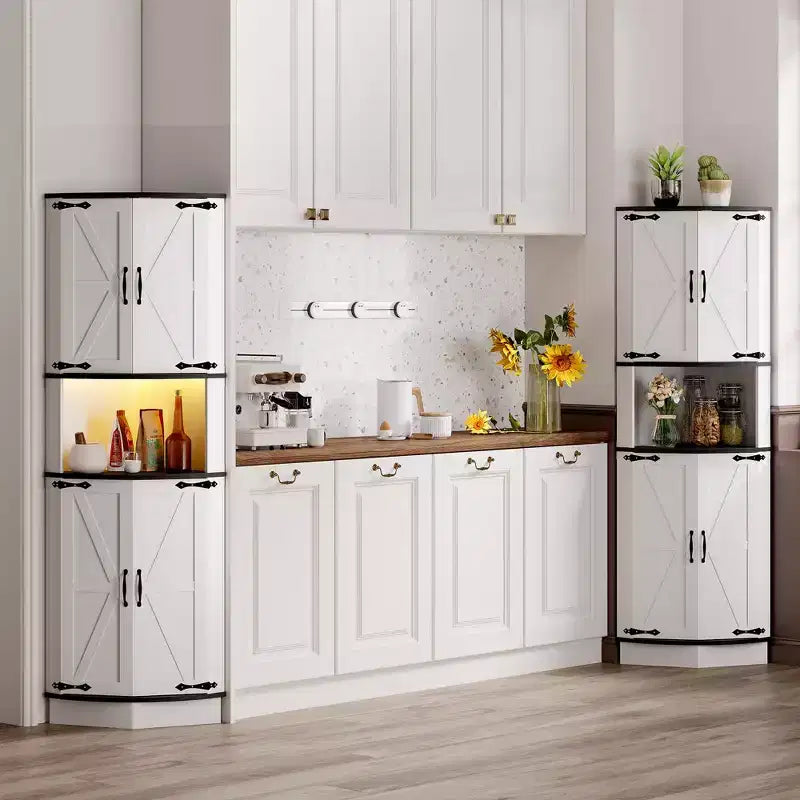 Meuble d'angle de ferme de 65 po avec éclairage DEL, meuble de rangement d'exposition autoportant avec porte de grange, 5 étagères et ports USB et prises de courant