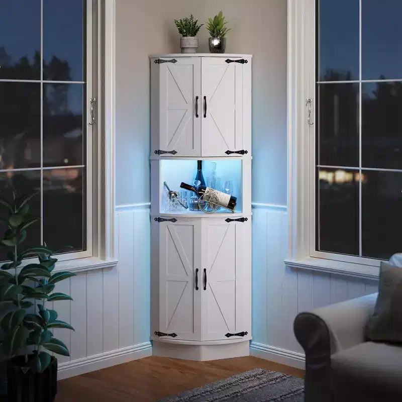 Meuble d'angle de ferme de 65 po avec éclairage DEL, meuble de rangement d'exposition autoportant avec porte de grange, 5 étagères et ports USB et prises de courant