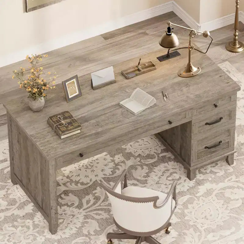 Bureau de direction avec tiroirs, bureau d'ordinateur de style rustique avec station de charge, bureau d'ordinateur en bois de 136 cm avec rangement pour dossiers
