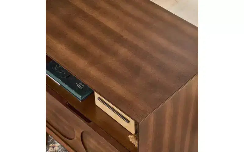 JVNOXK Chevet encastré de style moderne du milieu du siècle avec rangement ouvert et tiroirs, prises de courant intégrées et quatre pieds en bois massif, finition noyer