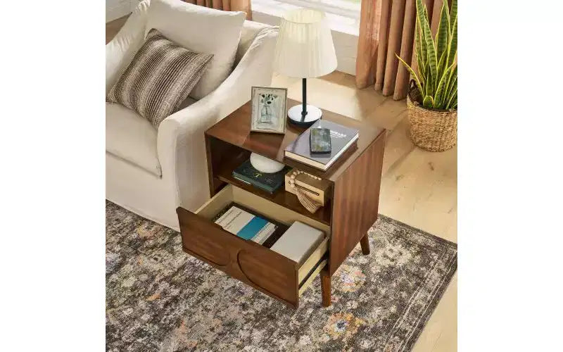 JVNOXK Chevet encastré de style moderne du milieu du siècle avec rangement ouvert et tiroirs, prises de courant intégrées et quatre pieds en bois massif, finition noyer