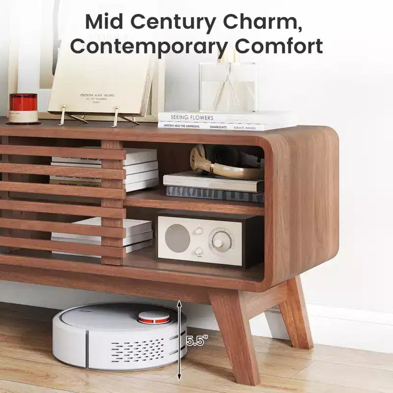 Meuble TV Costway avec porte coulissante, étagères réglables et pieds en bois d'hévéa pour TV jusqu'à 55''