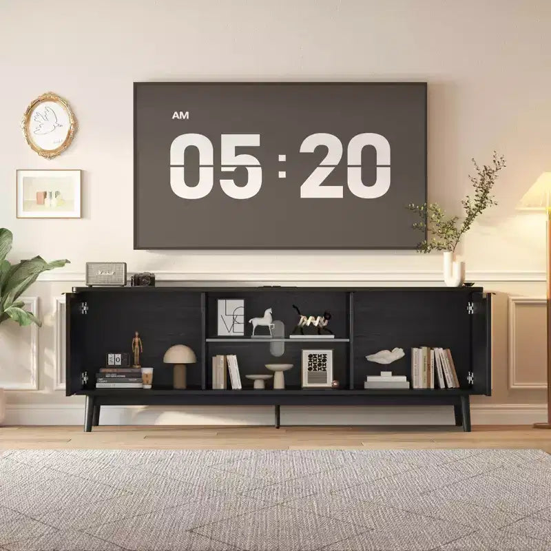 Meuble TV noir moderne de 63 pouces avec prises de courant, étagère réglable, console de centre de divertissement spacieuse pour salon ou chambre à coucher