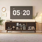 Meuble TV noir moderne de 63 pouces avec prises de courant, étagère réglable, console de centre de divertissement spacieuse pour salon ou chambre à coucher