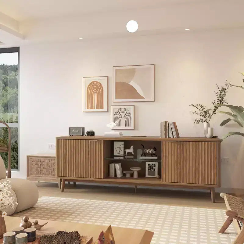 Meuble TV noir moderne de 63 pouces avec prises de courant, étagère réglable, console de centre de divertissement spacieuse pour salon ou chambre à coucher
