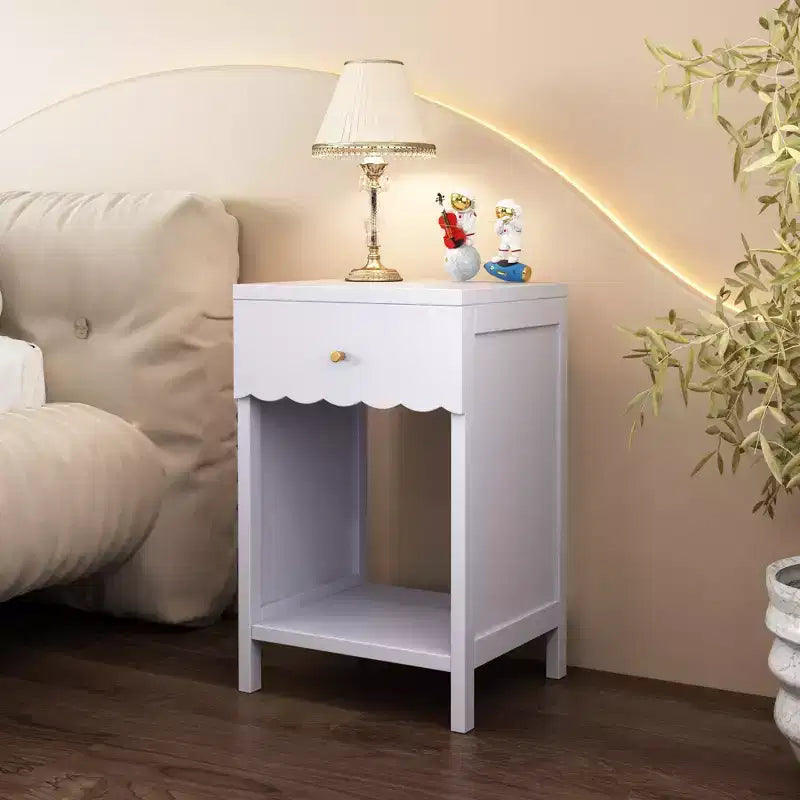 Table de chevet avec tiroir et étagère ouverte à bords festonnés, 68 cm de hauteur, pour chambre d'adulte ou d'enfant, Lilas