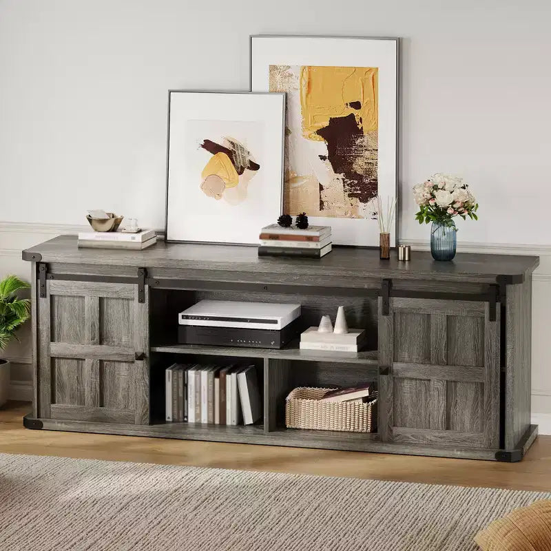 Meuble TV de ferme pour téléviseurs de 75 pouces avec prise de courant, long meuble de rangement avec portes coulissantes de grange pour salon, chambre, noir et blanc