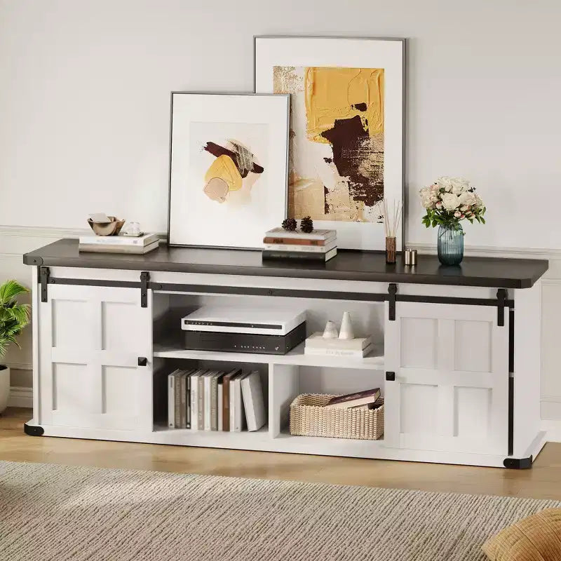Meuble TV de ferme pour téléviseurs de 75 pouces avec prise de courant, long meuble de rangement avec portes coulissantes de grange pour salon, chambre, noir et blanc
