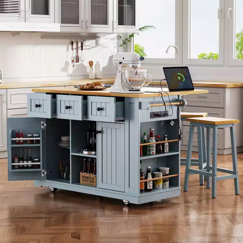 Îlot de cuisine de ferme de 54,5 po avec prise de courant, desserte de cuisine roulante avec étagère de rangement interne, abattant, porte-épices