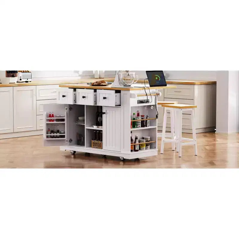 Îlot de cuisine de ferme de 54,5 po avec prise de courant, desserte de cuisine roulante avec étagère de rangement interne, abattant, porte-épices