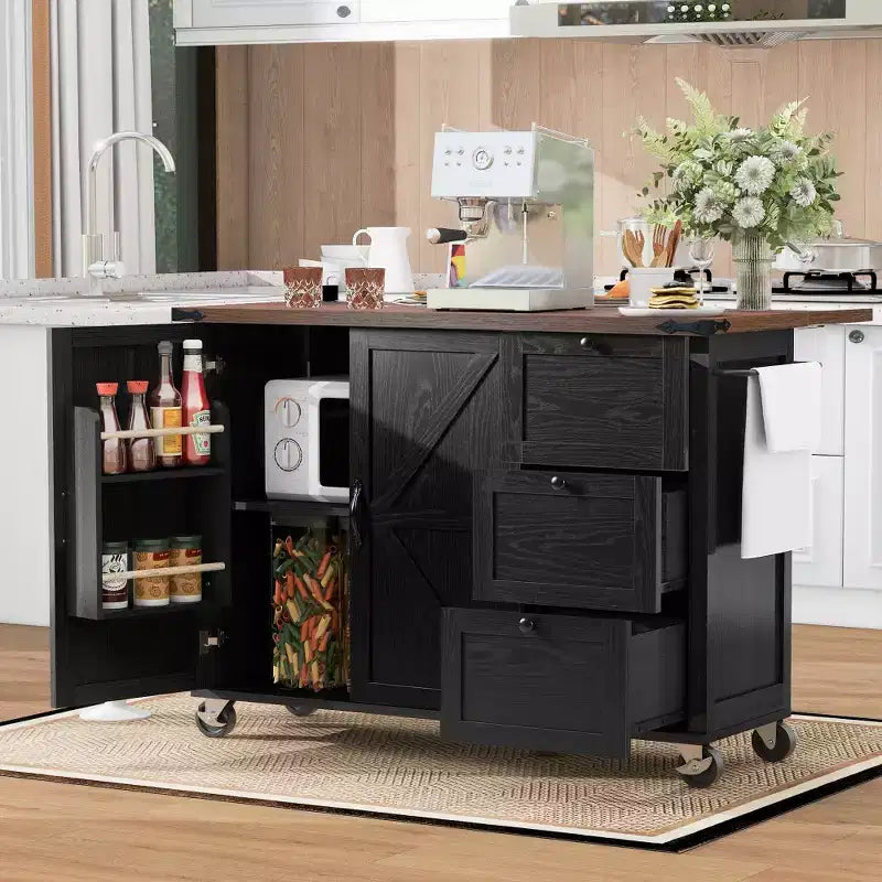 Îlot de cuisine de ferme de 54,5 po avec prise de courant, desserte de cuisine roulante avec étagère de rangement interne, abattant, porte-épices