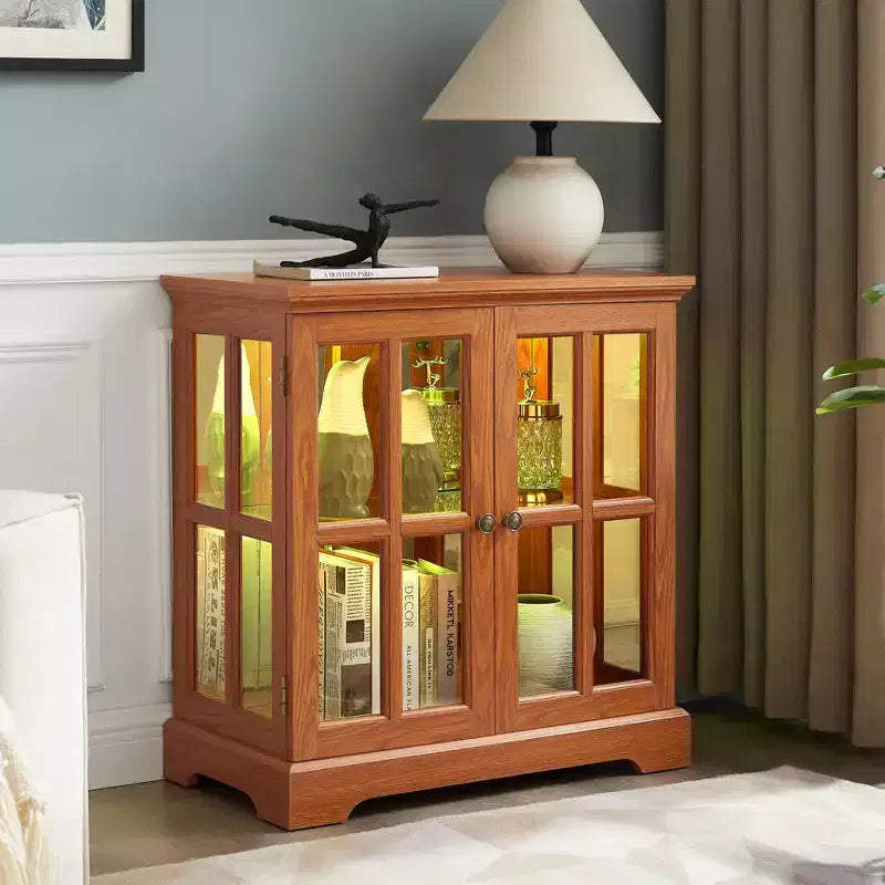Vitrine d'exposition LED antique avec portes persiennes, étagères réglables et contrôle Bluetooth pour un design rétro