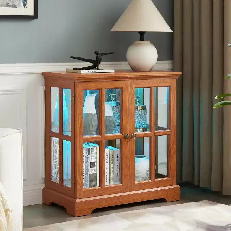 Vitrine d'exposition LED antique avec portes persiennes, étagères réglables et contrôle Bluetooth pour un design rétro
