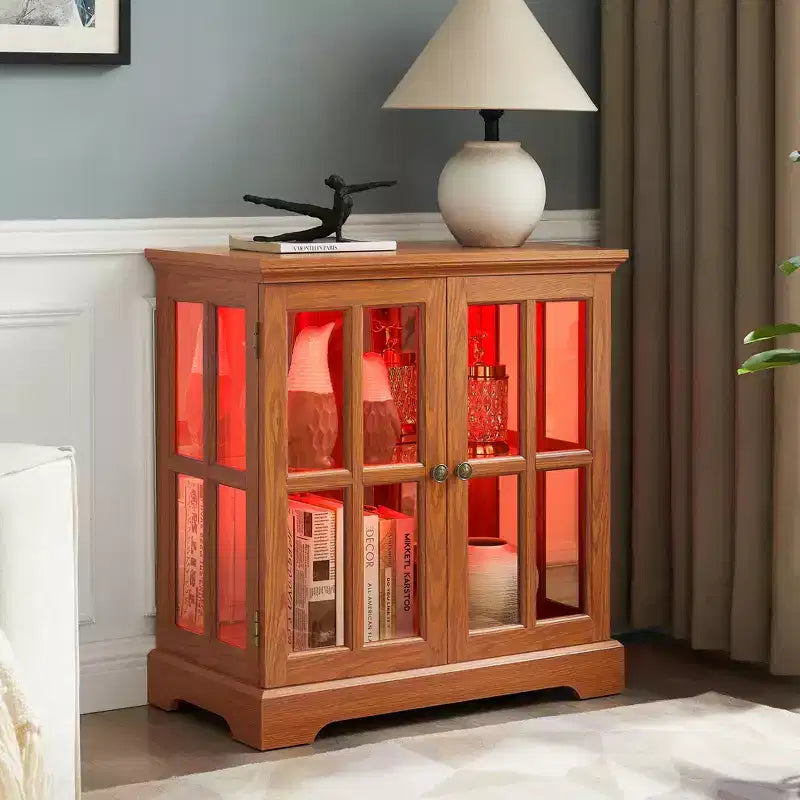 Vitrine d'exposition LED antique avec portes persiennes, étagères réglables et contrôle Bluetooth pour un design rétro