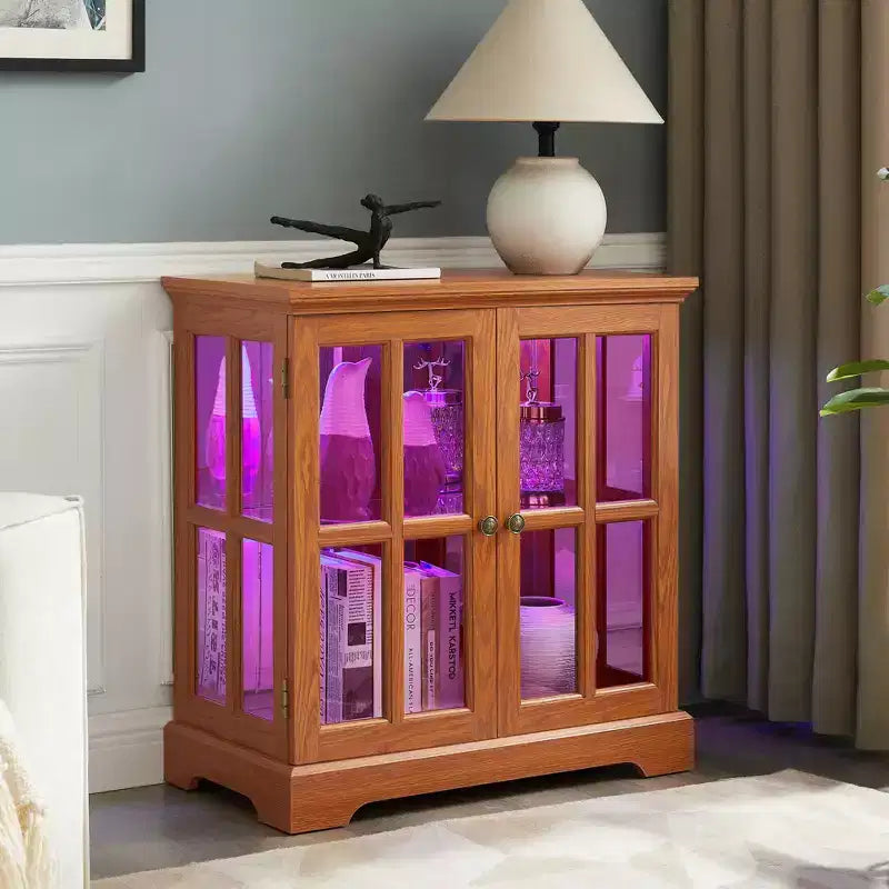 Vitrine d'exposition LED antique avec portes persiennes, étagères réglables et contrôle Bluetooth pour un design rétro
