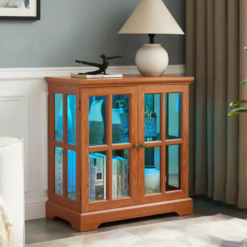 Vitrine d'exposition LED antique avec portes persiennes, étagères réglables et contrôle Bluetooth pour un design rétro